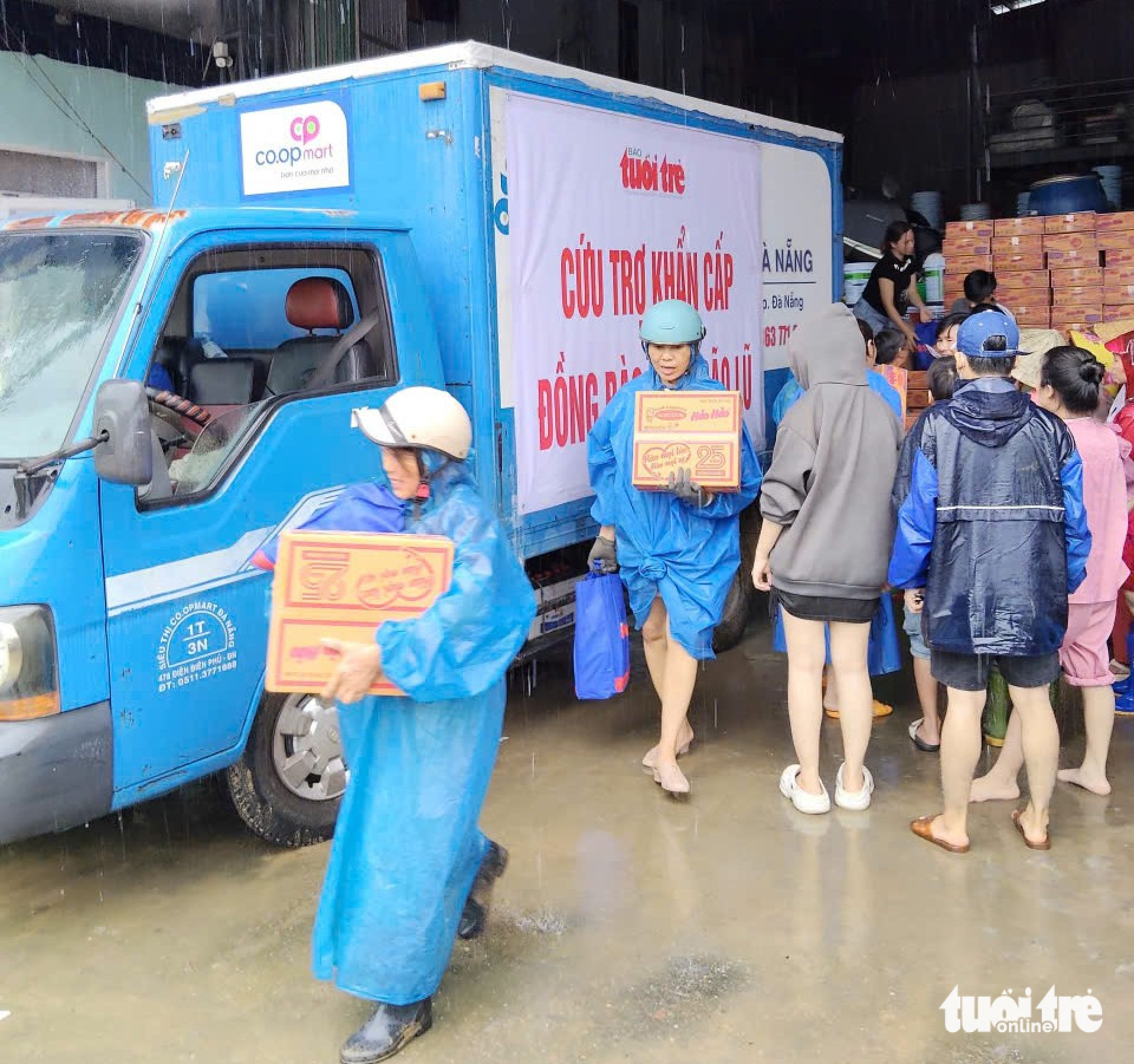 越过山体滑坡,青年报在顺化河上游洪灾中心区进行救援